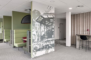 Grün gestrichene Büro- und Aufenthaltsräume mit grüner Grafiktapete